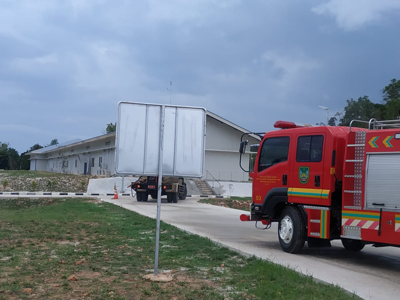 Giat Rutin Damkar Penyemprotan Disinfektan Di Lokasi Kel Sijantung Kec