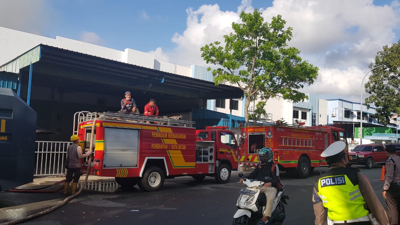 Penanganan Kebakaran Kawasan Industri Cammo Batam Center Oleh Dinas